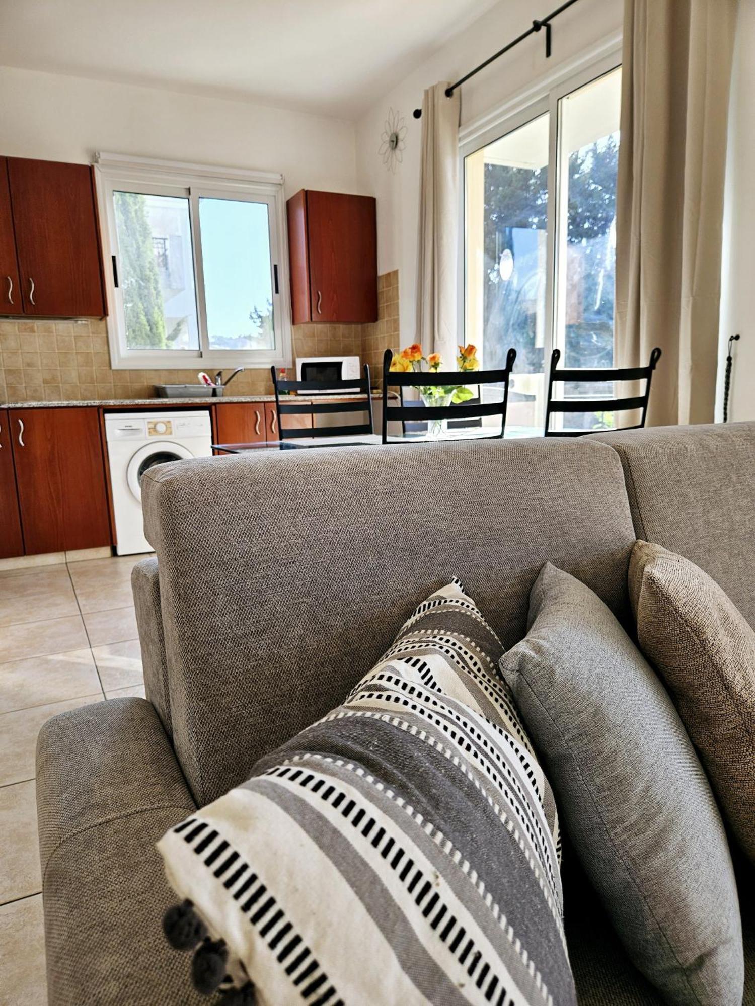 The Brightstay Paphos, 2 Bed Apt, Paphos Riviera, Universal ภายนอก รูปภาพ